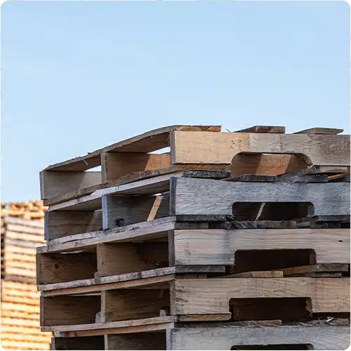 Side profie of a stack of reconditioned wooden pallets